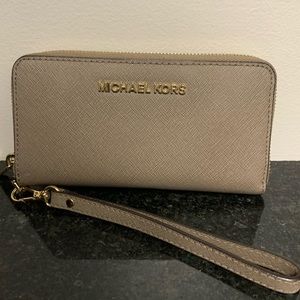 Michael Kors NEVER USED beige zipper wristlet wallet